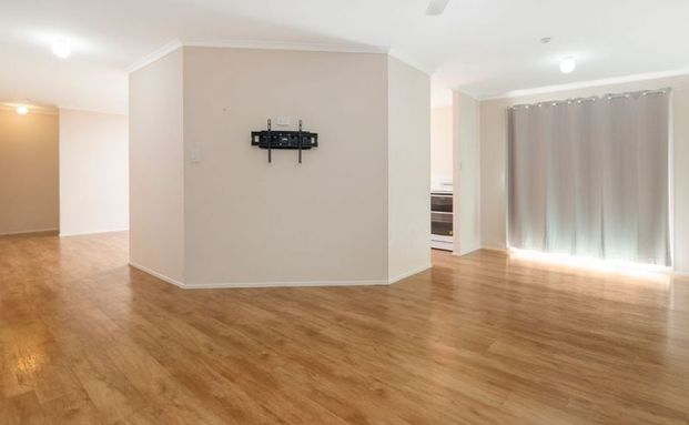 Charming Family Home in Peaceful Edens Landing - Perfect Blend of Comfort and Convenience - Photo 1