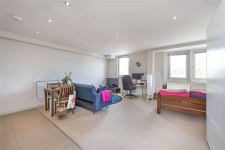 A spacious studio flat close to Hammersmith Bridge - Photo 3