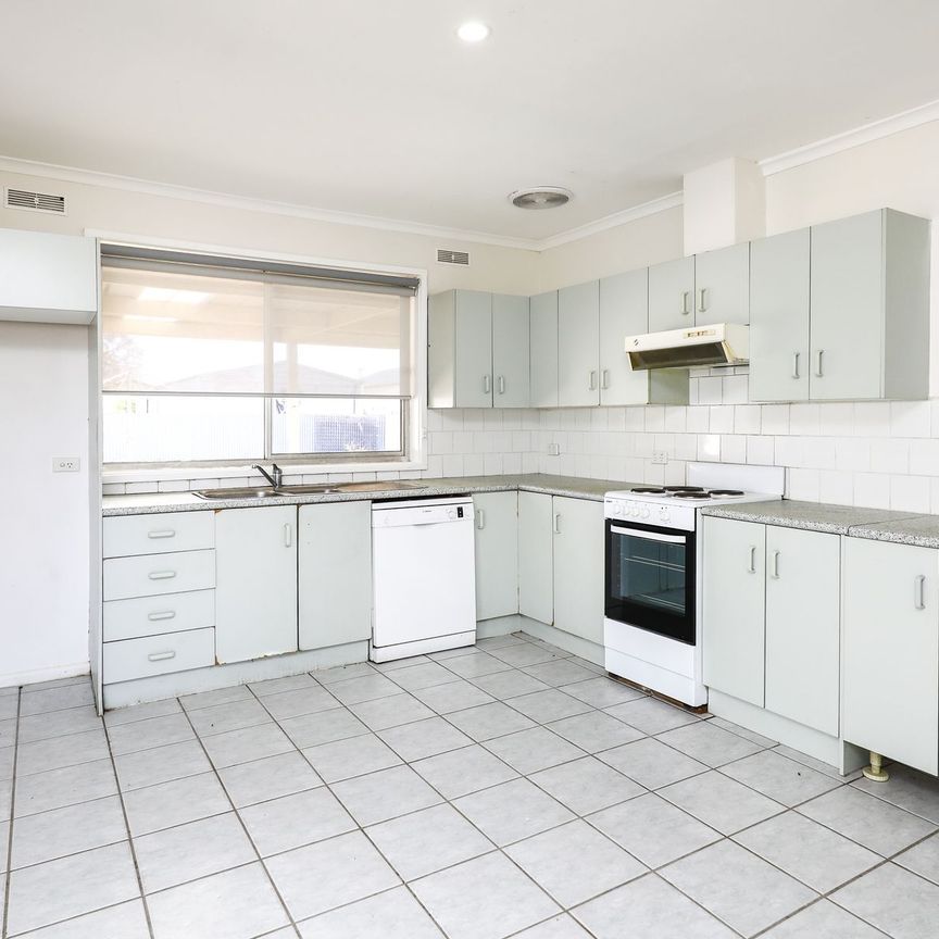 Light Three Bedroom Property - Photo 1