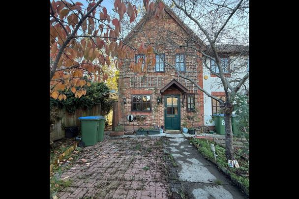 3 Bed Terraced House, London, SE3 - Photo 1