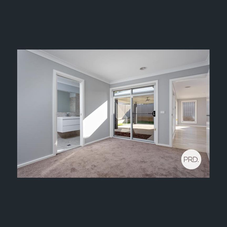 Unit 2/12 Gibson Street, BOOROOMA NSW 2650 - Photo 1