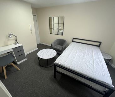 1 bedroom in a house share to rent - Photo 2