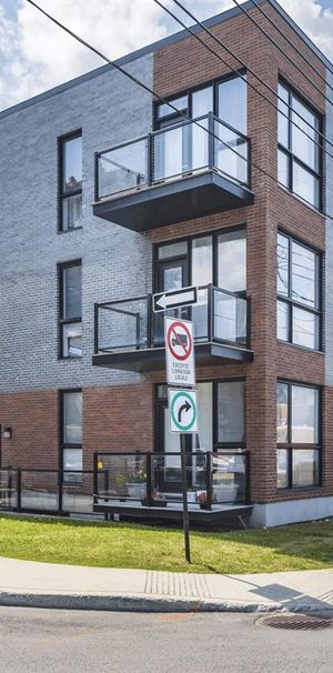 7070 Cote Saint Luc Road - 7070 Cote Saint Luc Road, Montréal - Photo 1