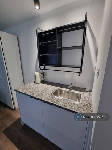 1 bedroom in a house share to rent - Photo 4