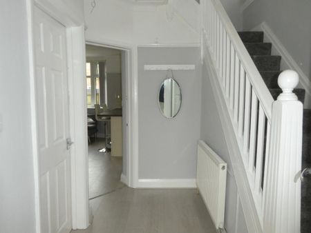 4 bedroom semi-detached house to rent - Photo 4