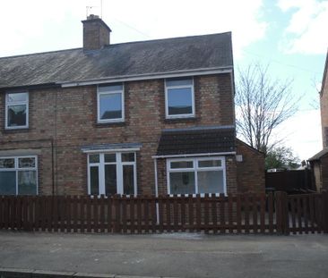 4 bedroom semi-detached house to rent - Photo 4