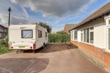 3 bedroom detached bungalow to rent - Photo 5