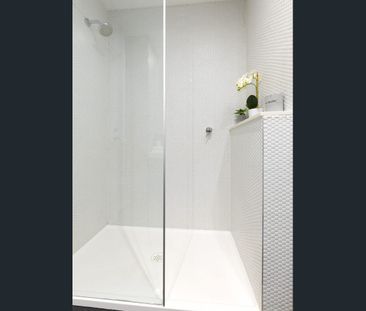 Ground floor living with private courtyard! - Photo 3