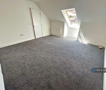 3 bedroom flat to rent - Photo 3