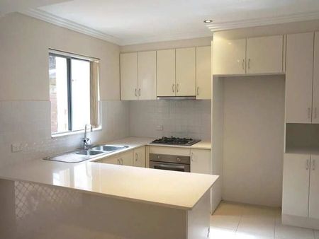 Well Presented Townhouse In Sought After Location - Photo 3