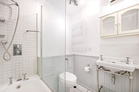 2 bedroom flat in London - Photo 5