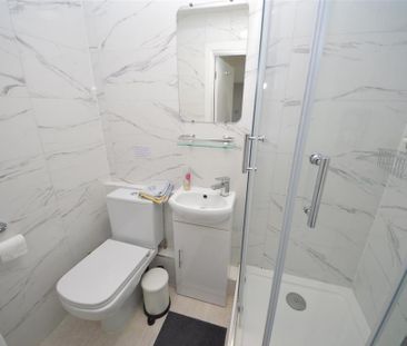 3 bedroom flat to rent - Photo 4