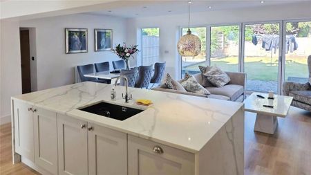 4 bedroom detached house to rent - Photo 5