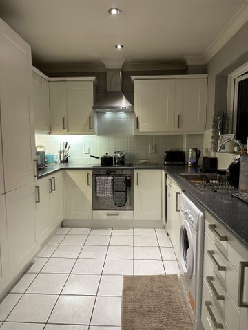 WONDERFUL TOP FLOOR 2 BEDROOM APARTMENT TO RENT IN ENFIELD - Photo 4