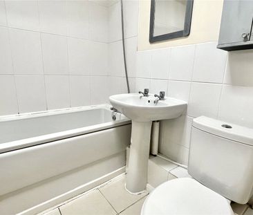 2 bedroom Flat in Charles Place, Reading - Photo 5