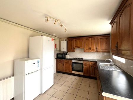 3 bedroom end of terrace house to rent - Photo 2