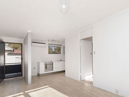 Cute one bed unit close to transport - Photo 4