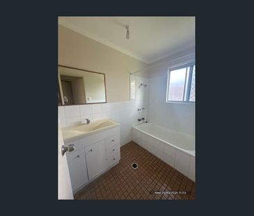 Large Block 3 bedroom Retro Home - Photo 6