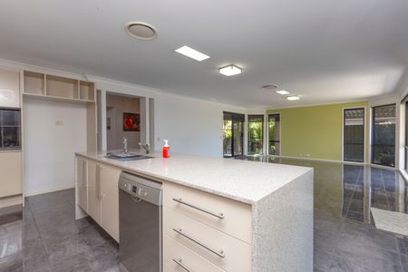 Ideally located Quality Family Home for rent - Photo 5