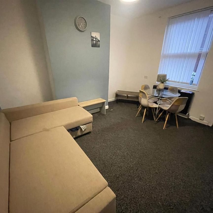 Autumn Grove, Hyde Park, Leeds - Photo 1