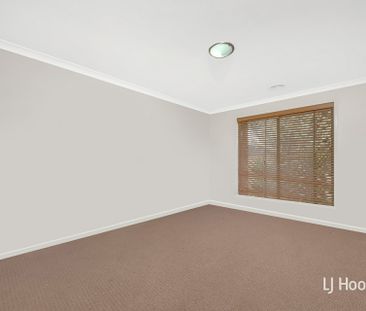 Perfect Family Home in Tarneit's Huntingfield Estate! - Photo 5
