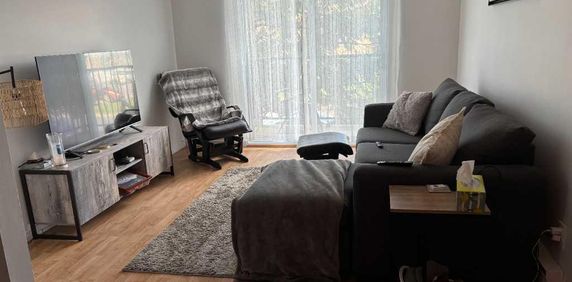 4 1/2 libre mi-novembre, semi meublé, WIFI inclus - Photo 2