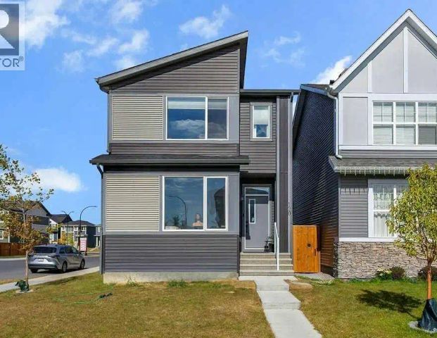 Beautiful and well maintained 5-bedroom 3-bathroom house. Fenced, double garage — 5 Bedrooms House - Photo 1