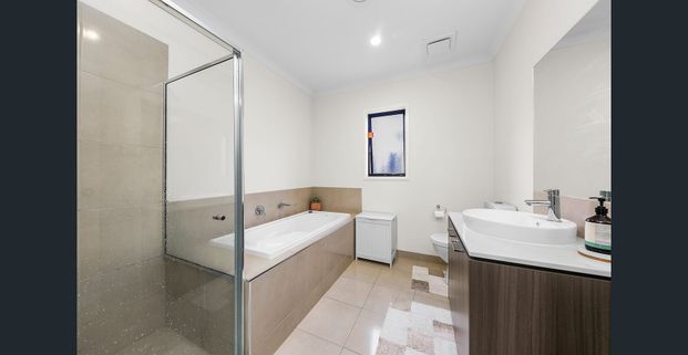 Convenience & low maintenance living in Modern Estate -Central cooling and heating! - Photo 1