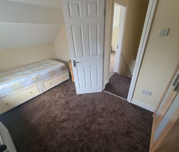 4 Bed - Flat 1, 17a Stonegate Road, Leeds - LS6 4HZ - Student/Profe... - Photo 5