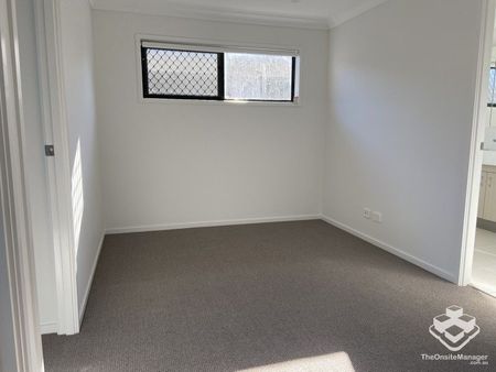 3 BEDROOM TOWNHOUSE - Double Garage, Air Cons, Pets Welcome - Photo 4