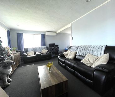 4 Bedrooms Family Home in Bucklands Beach - Photo 3