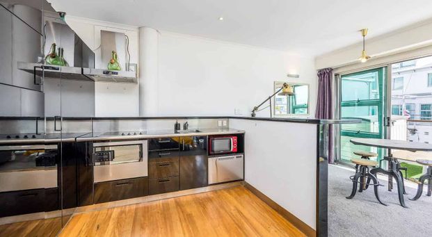 One-Bedroom Apartment with Balcony Princes Wharf: - Photo 1