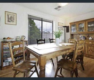 Large Family House Featuring a Beautiful Pool - Photo 5