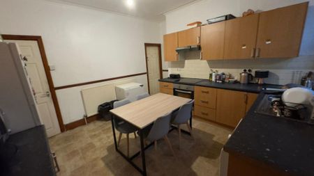 Room 3, Lucas Street, Woodhouse, Leeds, LS6 2JD - Photo 5