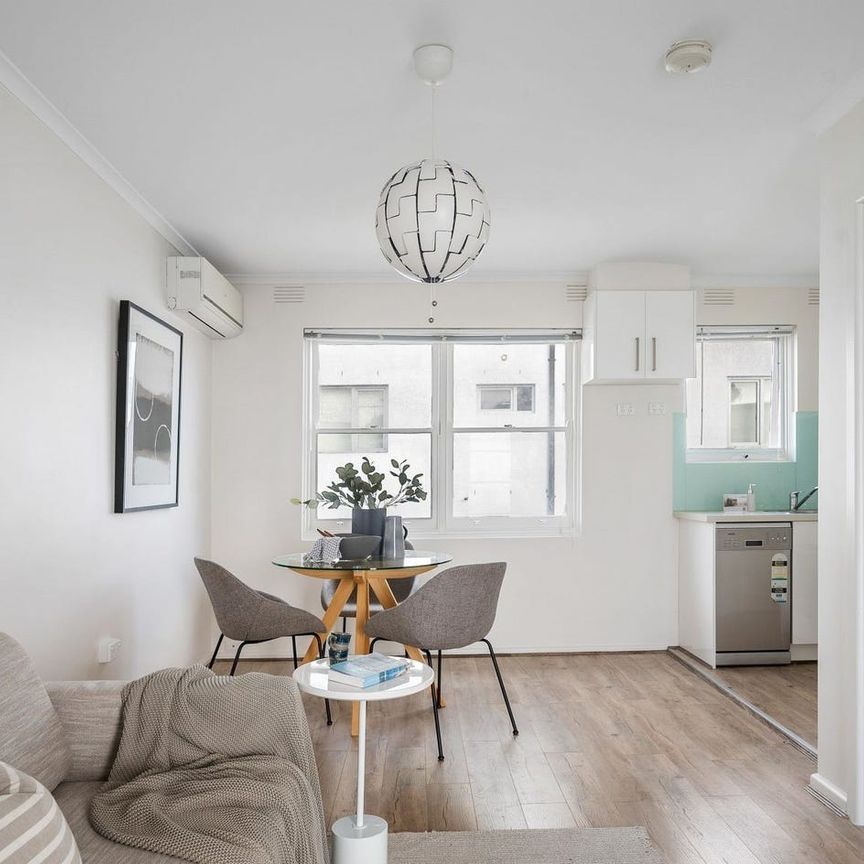 LIGHT-FILLED ONE BEDROOM APARTMENT IN THE HEART OF BRIGHTON! - Photo 1