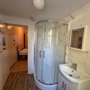 Studio Flat, Sandringham Gardens, N12 - Photo 2