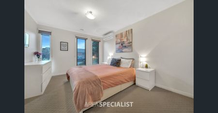 Spacious Family Home with Park Views & Prime Location! - Photo 3