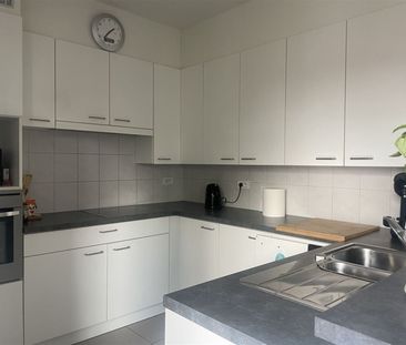 Centraal gelegen 2-slaapkamerappartement met terras. - Foto 1