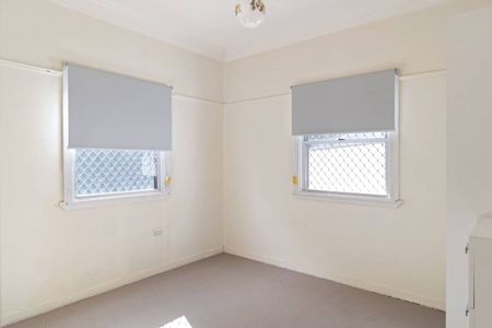 Neat Two Bedroom Cottage - Photo 2