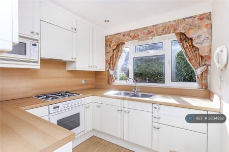 2 bedroom semi-detached house to rent - Photo 5