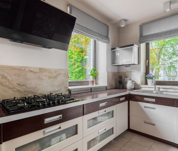 Przytulny, nowoczesny dom z przestronnym salonem - Zdjęcie 2