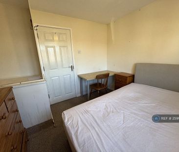 1 bedroom in a house share to rent - Photo 2