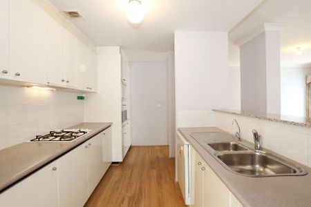Spacious Three Bedroom unit in the Heart of Epping - Photo 3