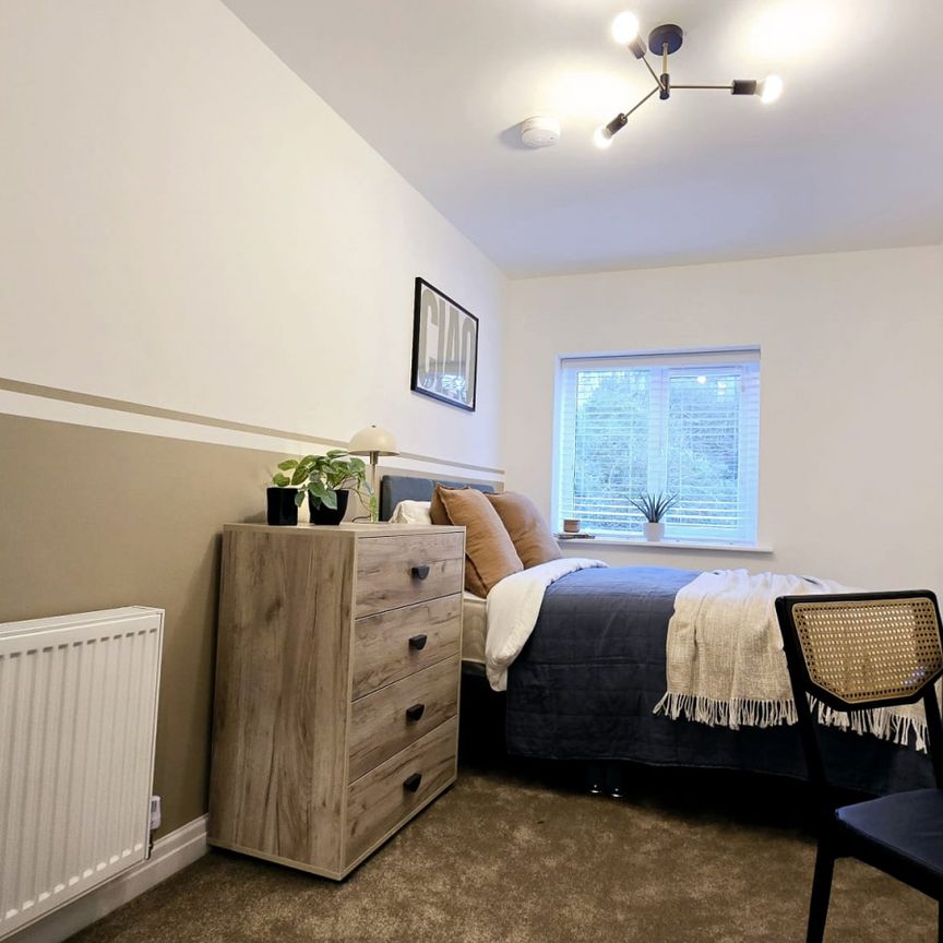 Modern Ensuite Rooms in Newly Refurbished 5-Bed - Photo 1