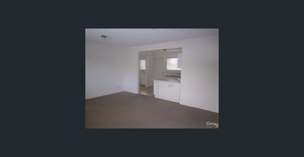 SPACIOUS AIR CONDITIONED UNIT - METRES TO WATERFONT - Photo 1