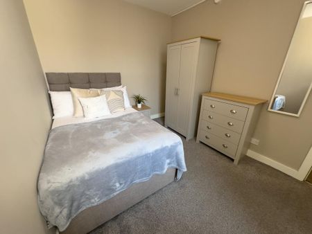 6 bedroom terraced house to rent - Photo 4