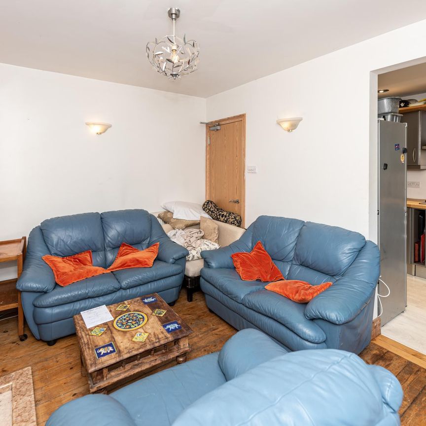 6 bedroom semi-detached house to rent - Photo 1