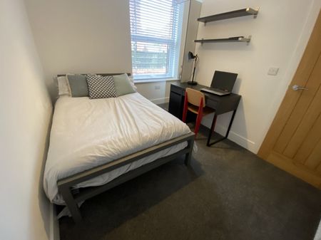3 bed Apartment for Rent - Photo 4