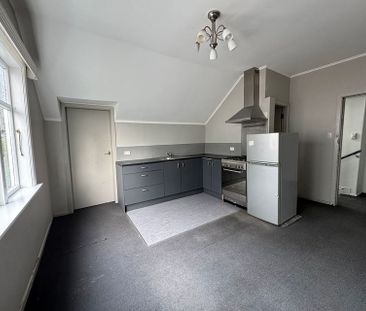 Spacious 4-Bedroom + Study Home in Mount Victoria - Photo 5