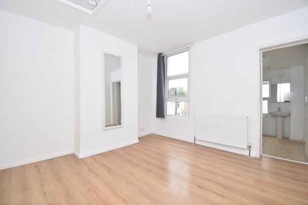 Terraced House to rent - Wykeham Street, Rochester, ME2 - Photo 1